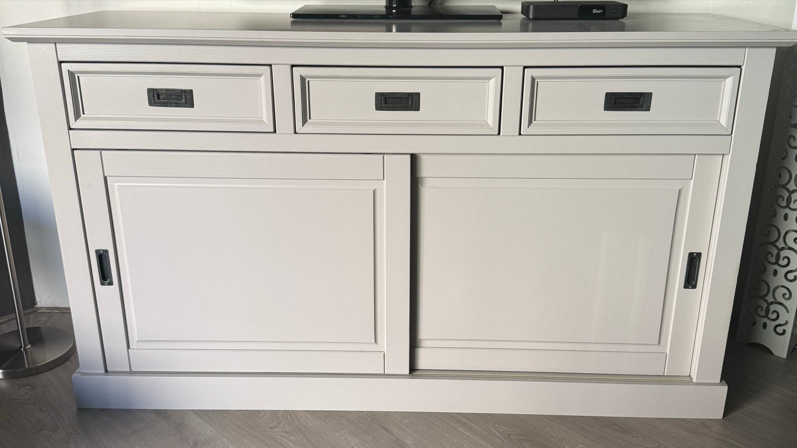 Grijs Dressoir - 159 cm breed, 51 cm diep, 90 cm hoog, Ophalen, Gebruikt, 150 tot 200 cm, Met lade(s)