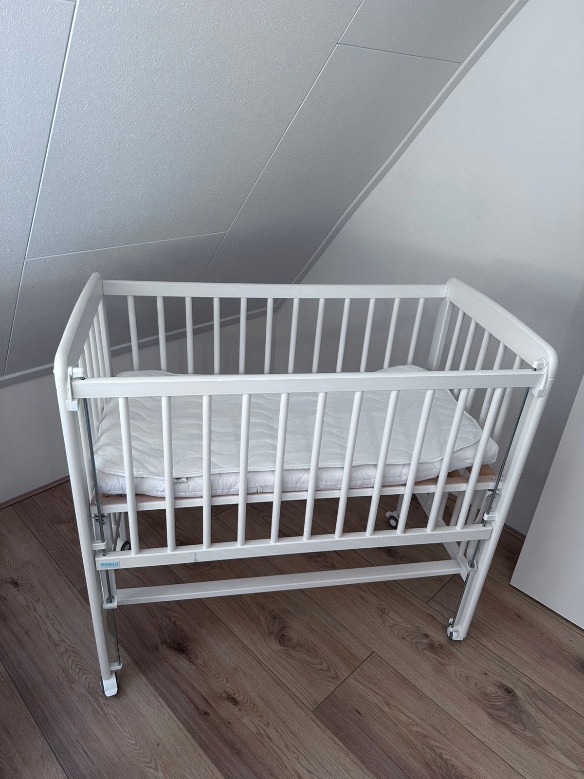 Witte houten Co Sleeper op wieltjes te koop., Ophalen, Zo goed als nieuw, Wieg