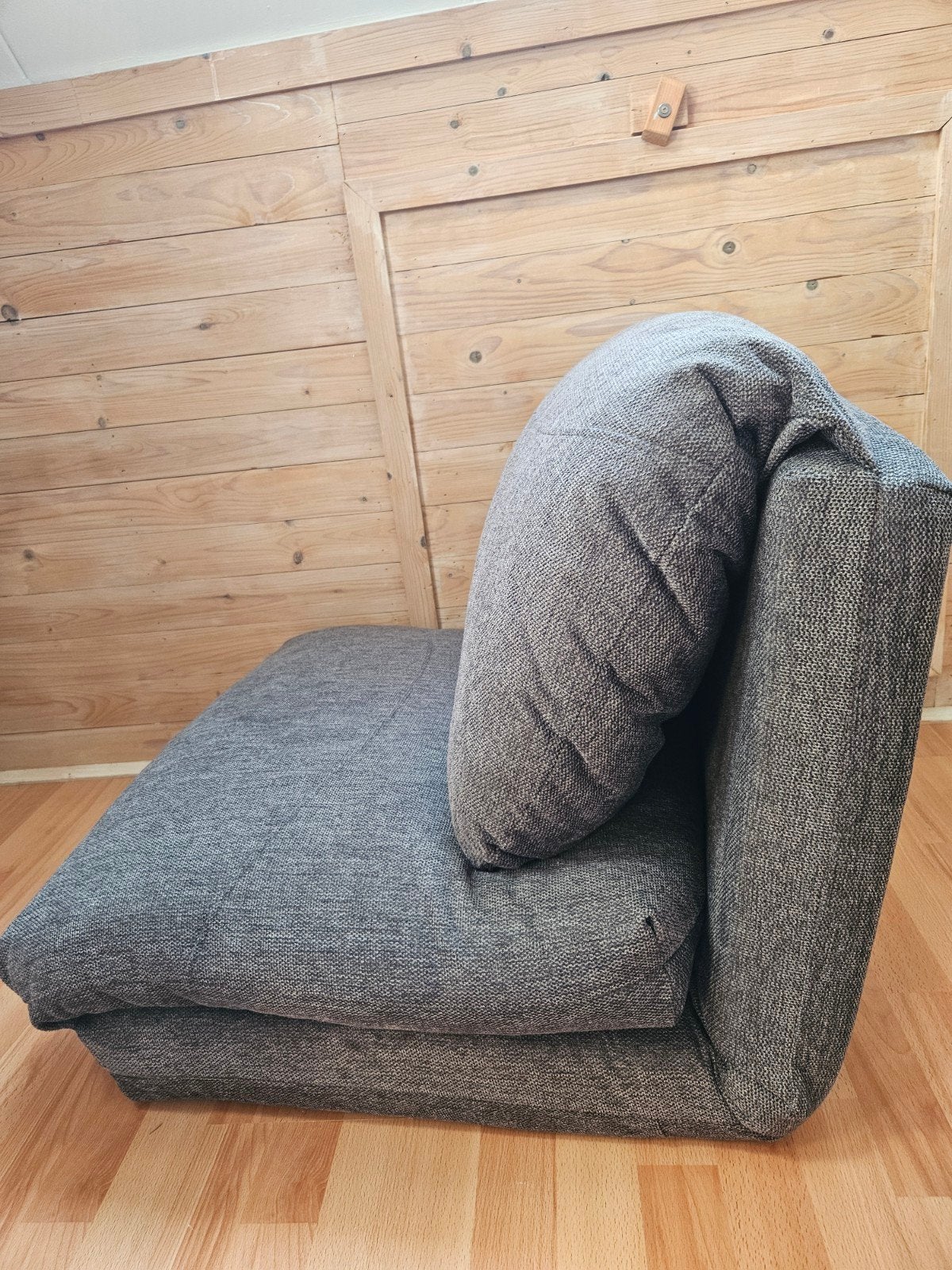 Grijze opvouwbare vloerstoel/ligstoel. Slaapfauteuil VEGGER., Ophalen, Nieuw, Modern, Casual, Eén