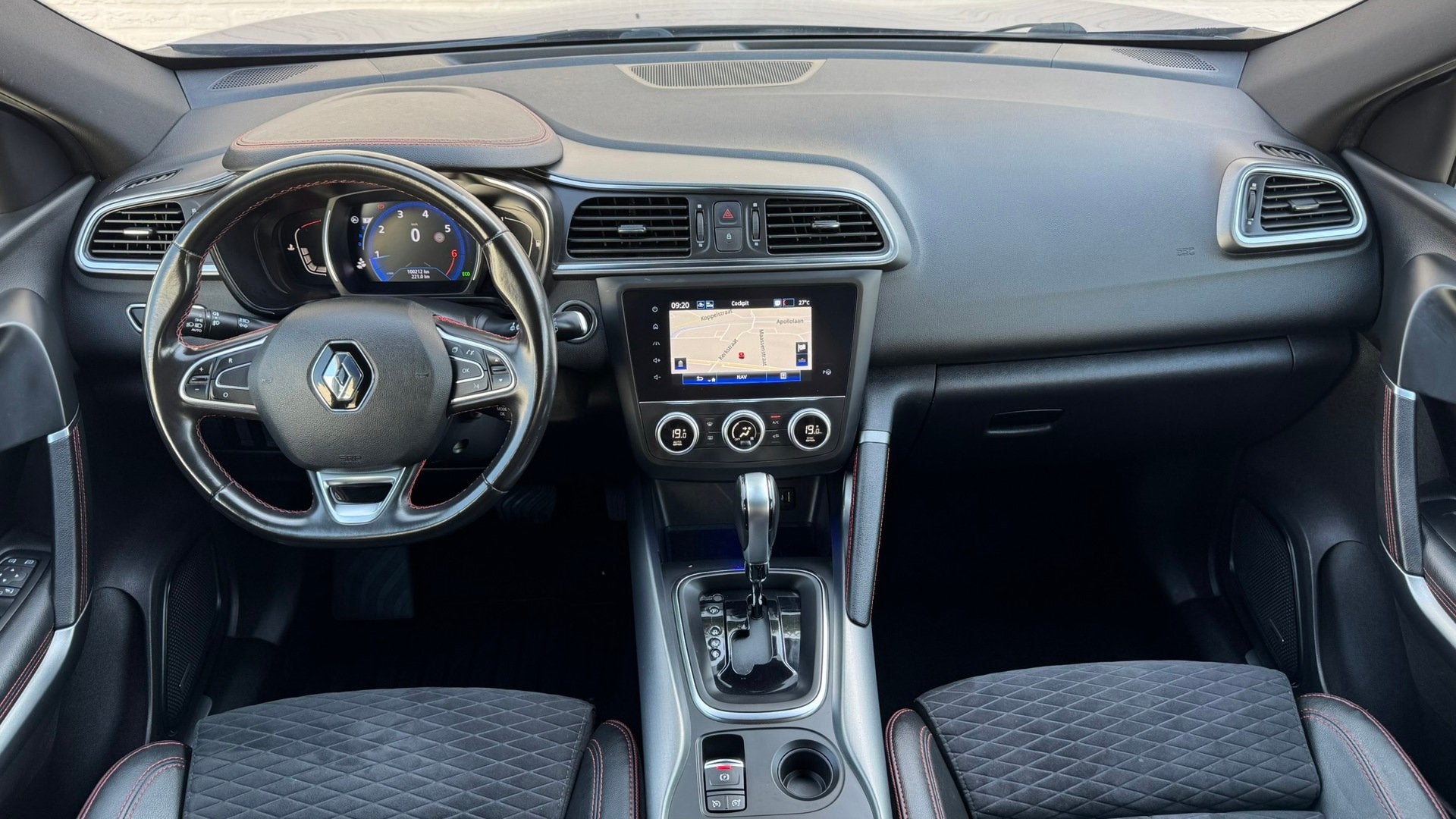 Renault KADJAR 1.3 TCe Black Edition Automaat Camera Carplay, Auto's, Gebruikt, 4 cilinders, 715 kg, Blauw