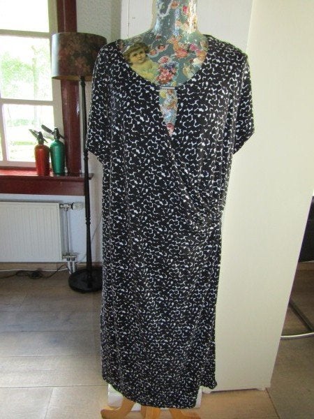 D1201 Miss Etam mt XXL jurk zwart wit tricot gedrapeerd, Kleding | Dames, Verzenden, Zwart, Maat 46/48 (XL) of groter, Zo goed als nieuw