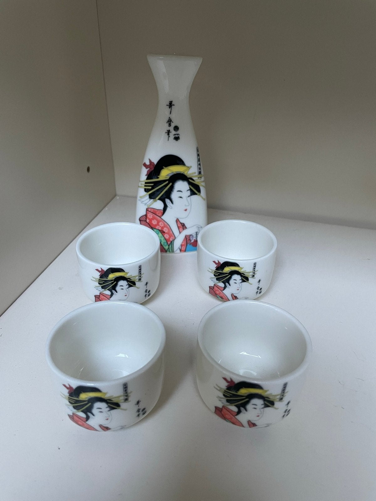 Sake set met Japanse Geisha print, Aziatisch, Keramiek, Ophalen of Verzenden, Zo goed als nieuw
