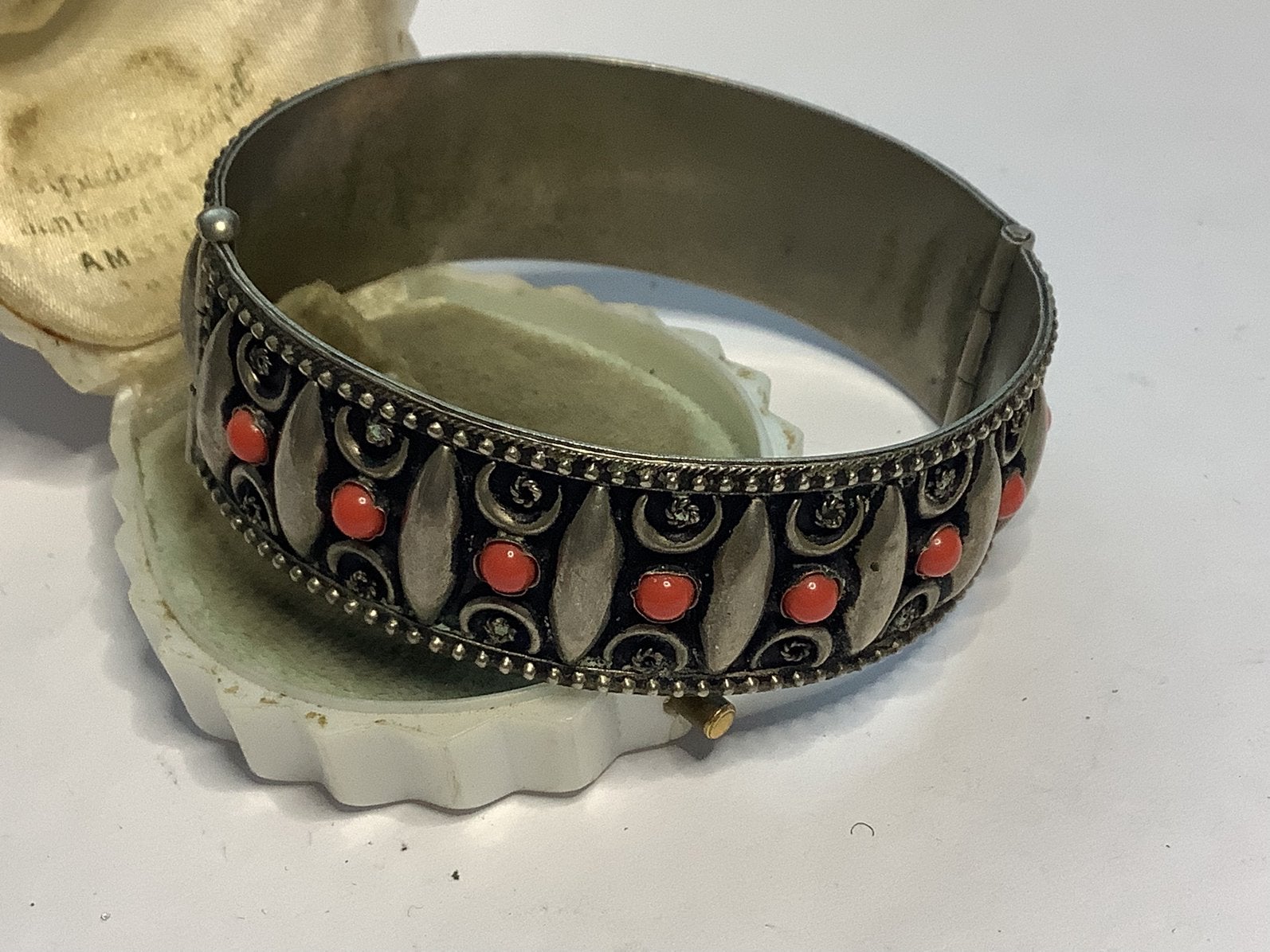 OUDE ARMBAND MET KORAAL RODE INLEG MET SCHARNIER EN SLUITING, Verzenden, Armband