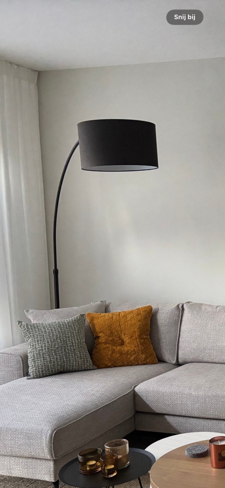 Moderne booglamp met zwarte kap, Huis en Inrichting, Lampen | Vloerlampen, Ophalen, E27 (groot), Zo goed als nieuw, Metaal