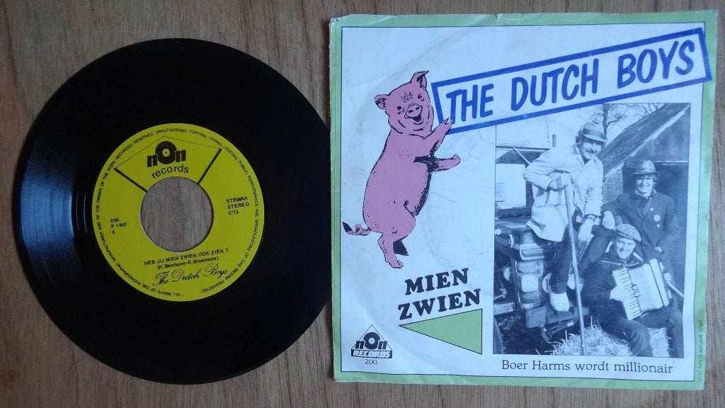 45 toeren plaatje / single   THE DUTCH BOYS   mien zwien, Cd's en Dvd's, Vinyl Singles, Gebruikt, 7 inch, Ophalen of Verzenden