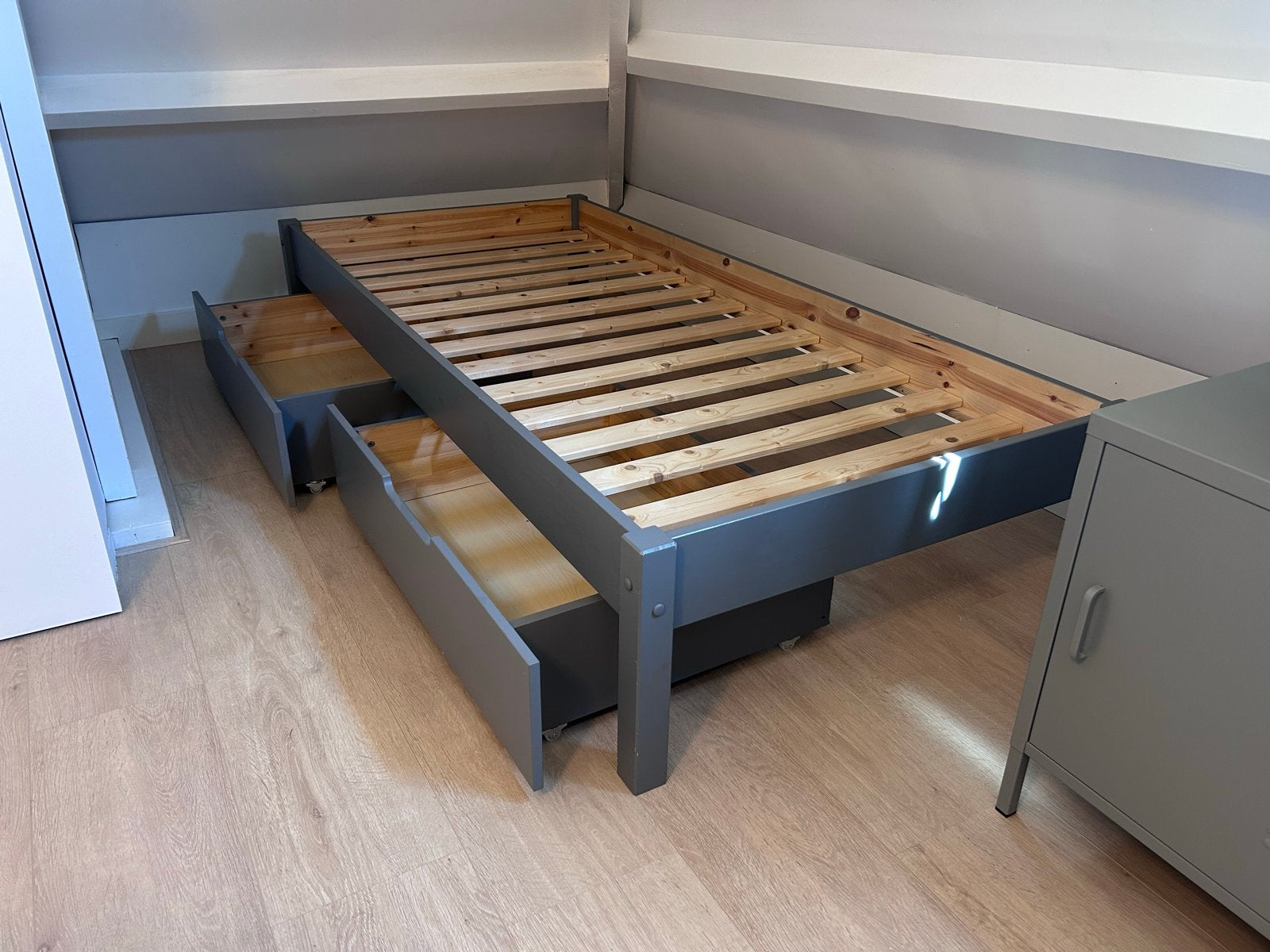 Eenpersoonsbed met opberglades - Grijs, Huis en Inrichting, Ophalen, Gebruikt, 90 cm, Eenpersoons