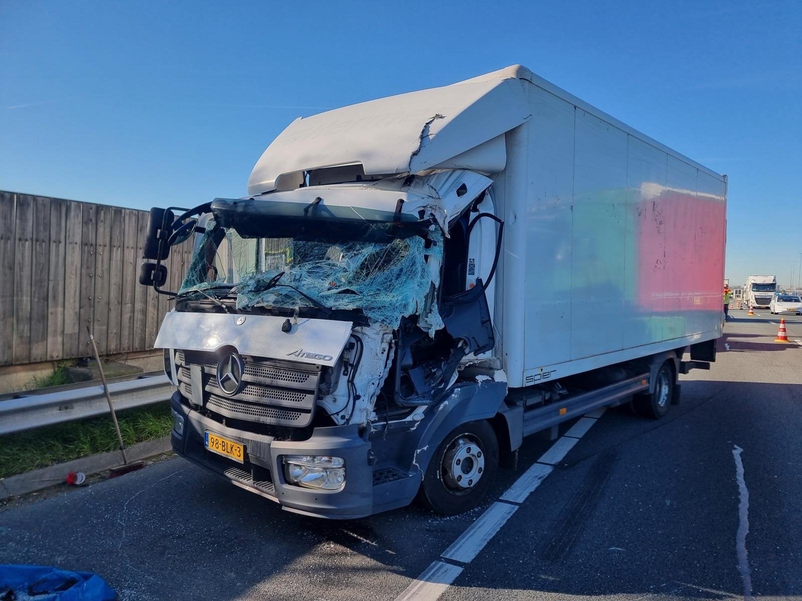 Vrachtwagen motor in goede staat mag de weg op na reparatie, Stof, Wit, Mercedes-Benz, Diesel