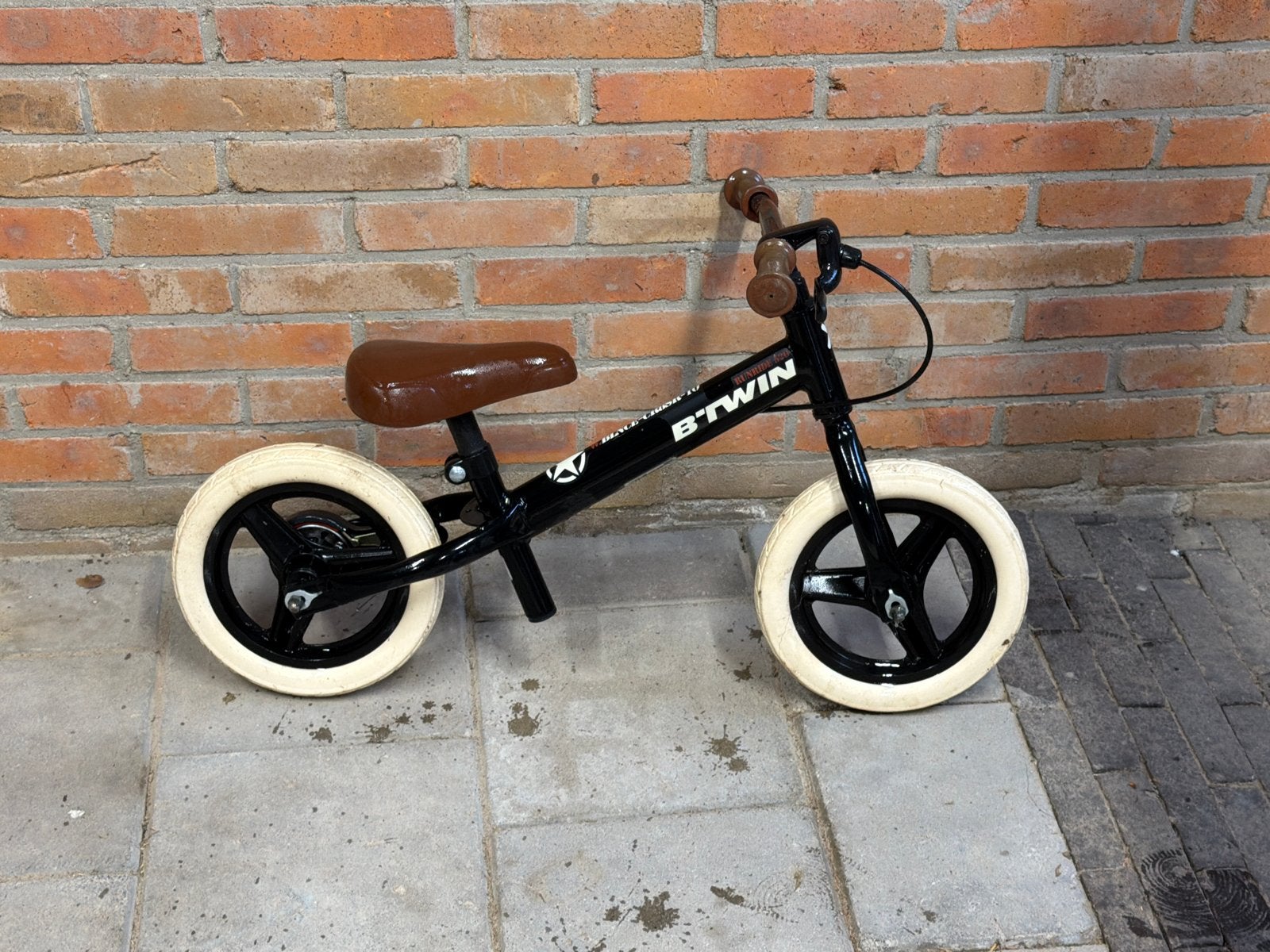 B'Twin loopfiets zwart met witte banden, Ophalen, Gebruikt, Minder dan 16 inch