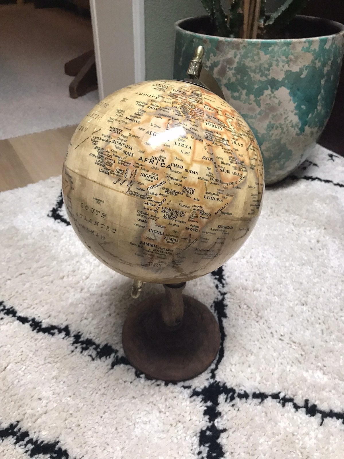 Mooie ANTIEKE/KLASSIEKE wereldbol op houten voet fraaibaar, Huis en Inrichting, Woonaccessoires | Wereldbollen, Ophalen of Verzenden