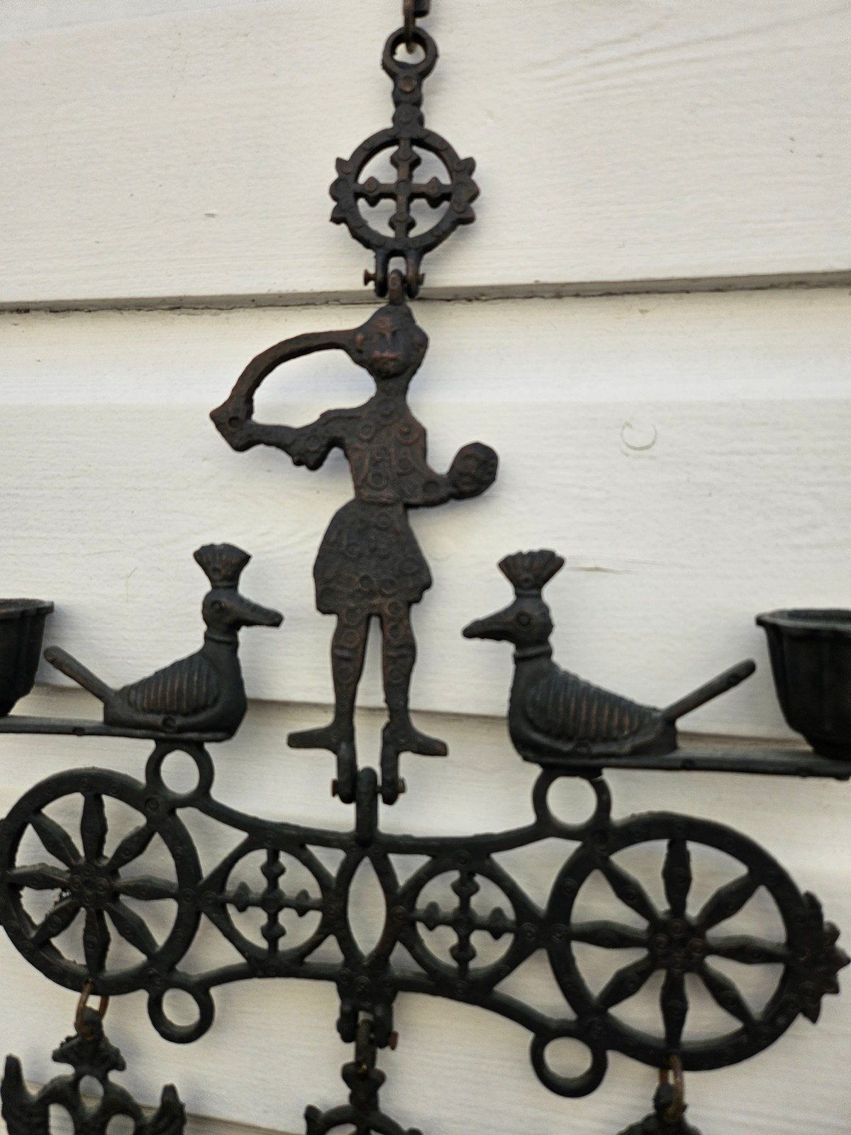 Antieke byzantine typ gietijzeren wandkandelaar met figuren, Ophalen of Verzenden