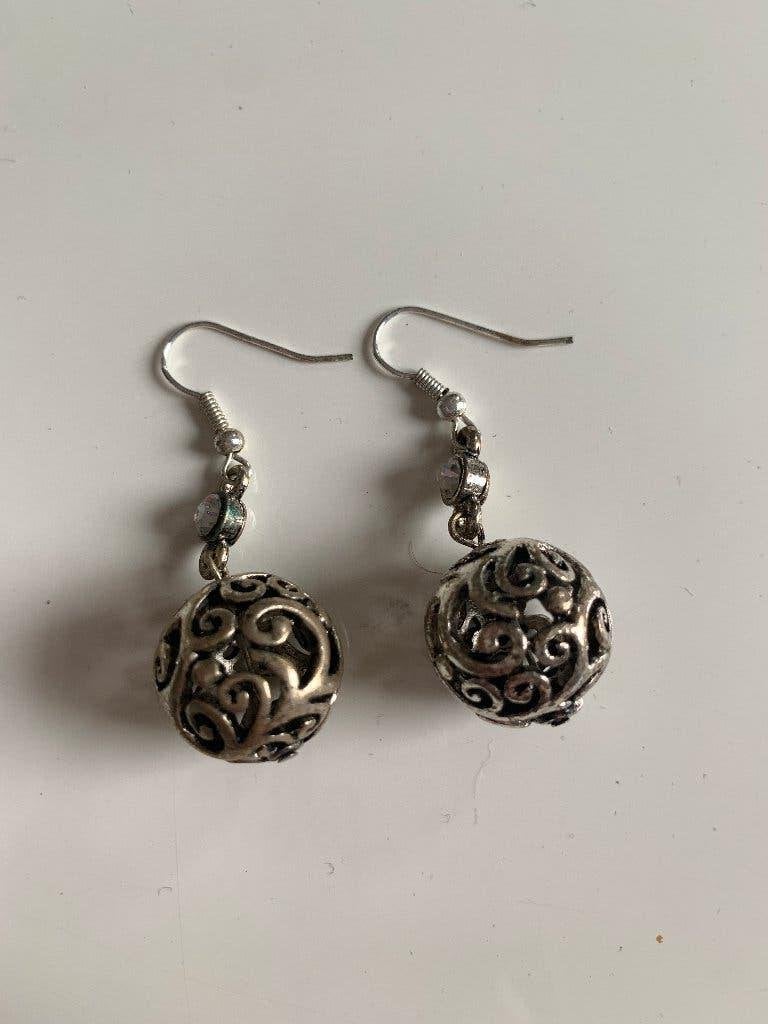 Zilver kleurige opengewerkte oorbellen, nog nieuw (Foto 21), Overige materialen, Hangers, Nieuw, Ophalen of Verzenden