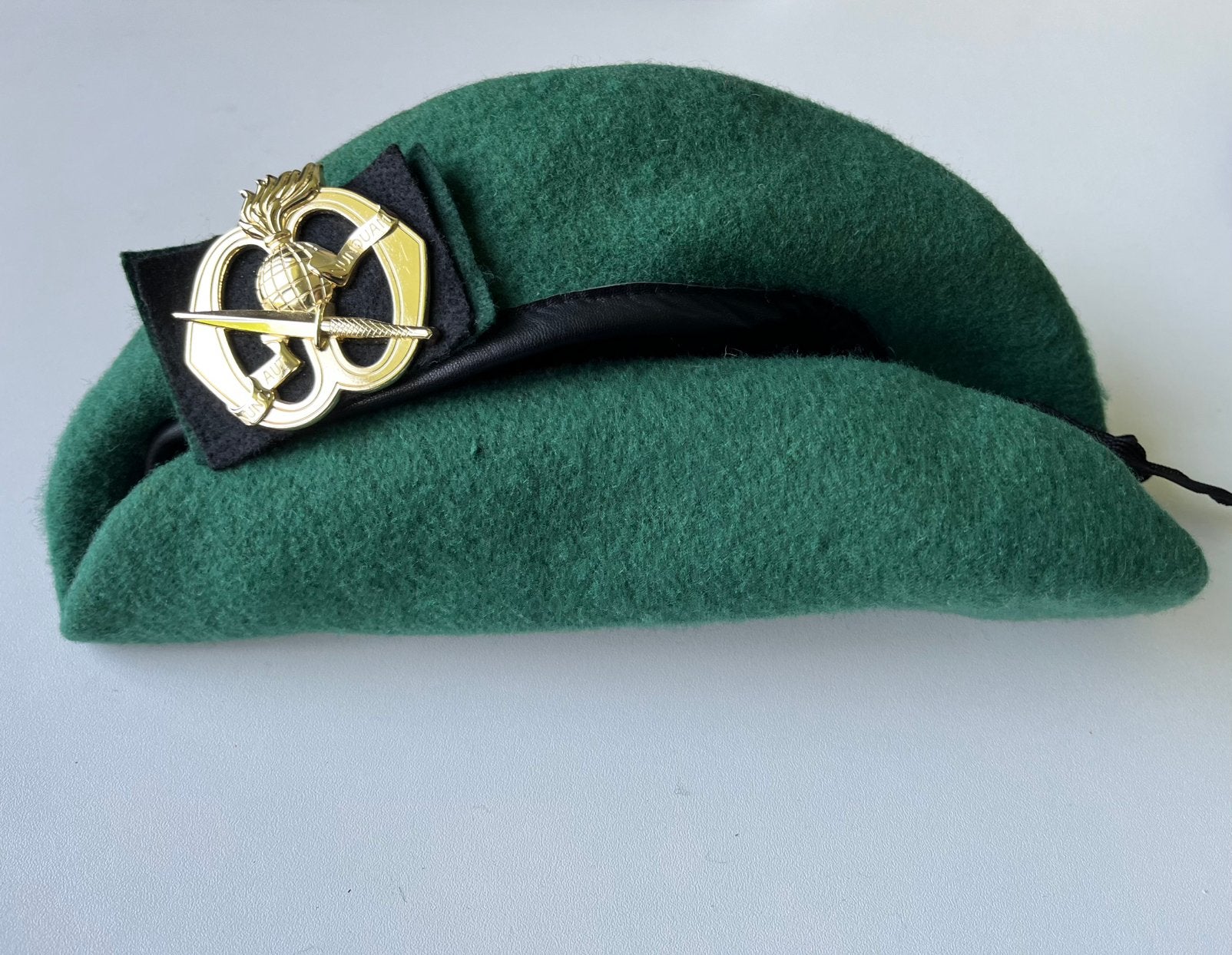 KCT Baret, Sieraden, Tassen en Uiterlijk, Broches, Ophalen of Verzenden, Zo goed als nieuw, Overige materialen