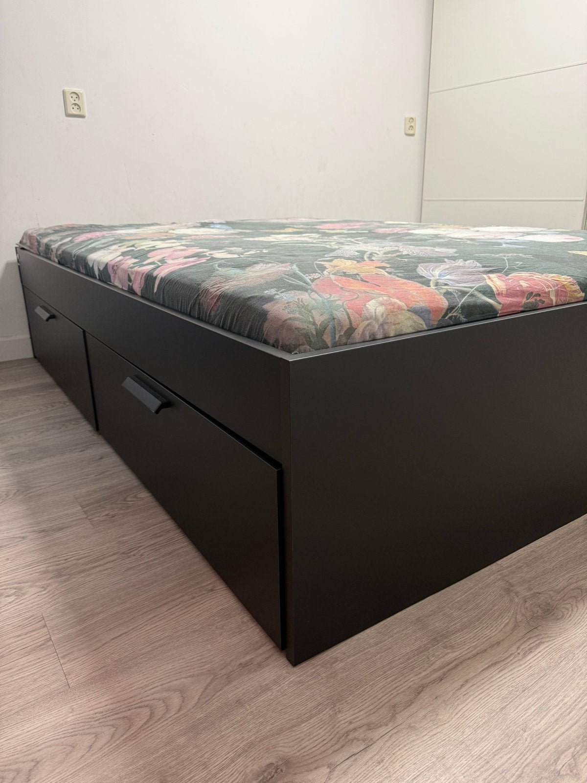 Ikea bed brimnes 140x200 met lades - kleine schade, Ikea, Ikea, Zwart, Zo goed als nieuw