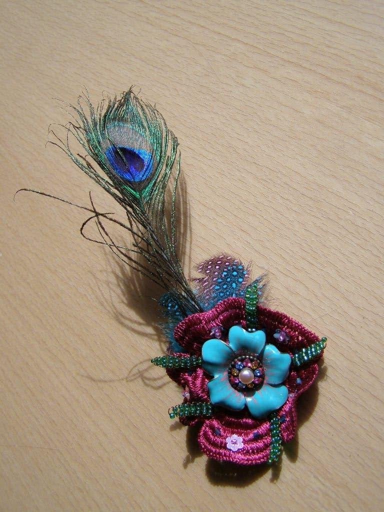 Unieke Feestelijke Broche met Pauwenveer en Bloemen, Sieraden, Tassen en Uiterlijk, Broches, 10 cm of meer, Overige materialen