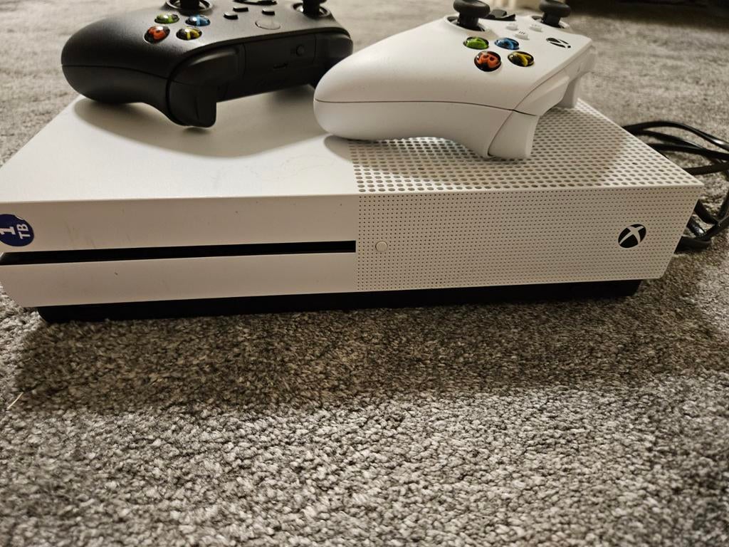 Xbox One S 1TB met 2 controllers, Spelcomputers en Games, Games | Xbox One, Zo goed als nieuw, 2 spelers, Ophalen