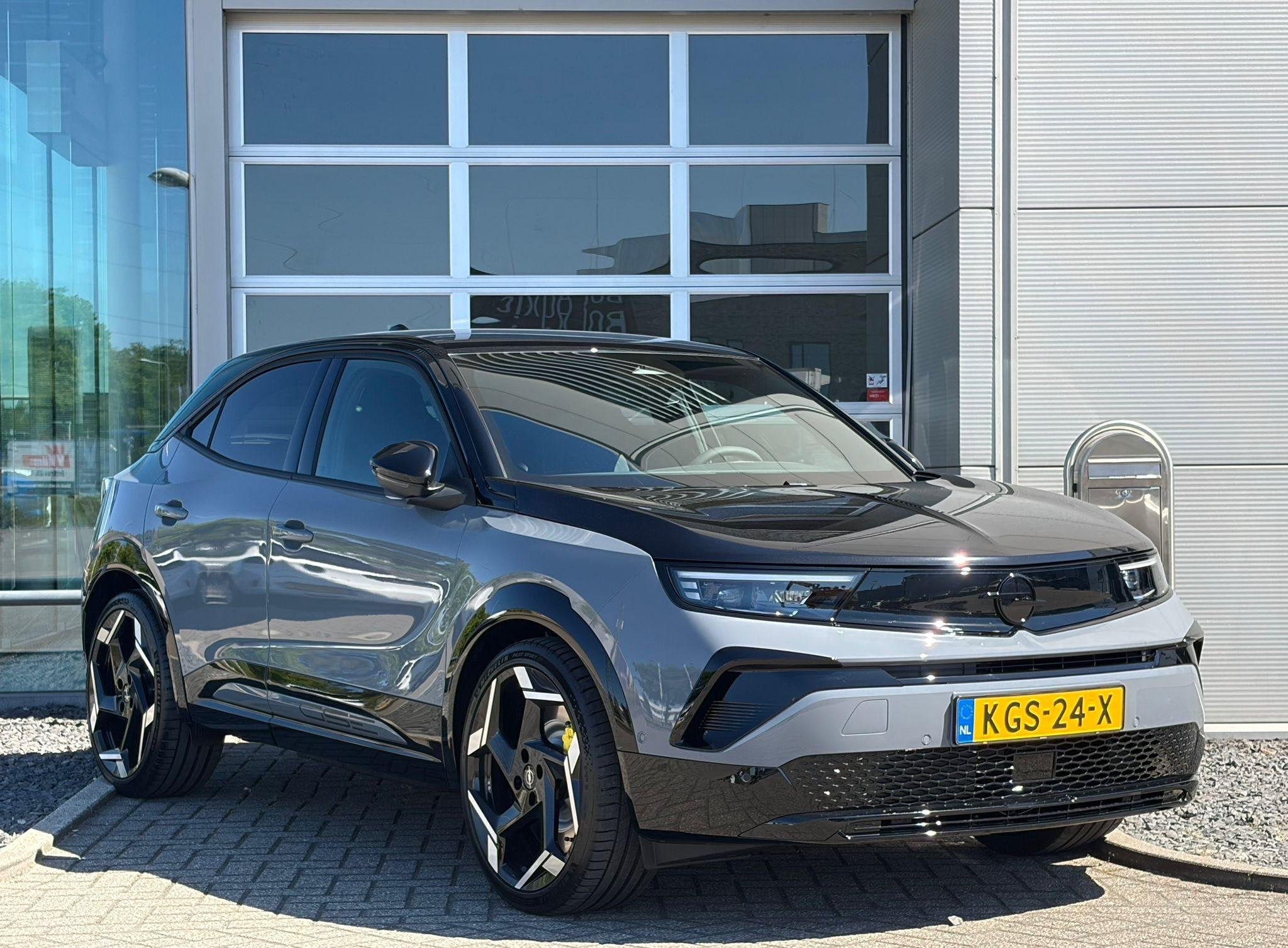 Opel Mokka Electric GSE 54 kWh | 281 pk | Navigatie | Sports, Zwart, Mokka-e, Alcantara, Origineel Nederlands