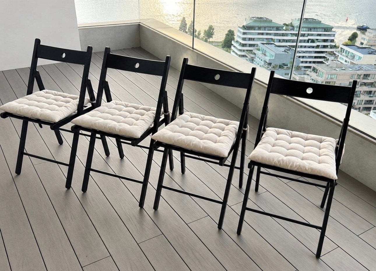 4 IKEA FRÖSVI klapstoelen zwart + kussens – €60, Zwart, Ophalen of Verzenden, Zo goed als nieuw, Vijf, Zes of meer stoelen