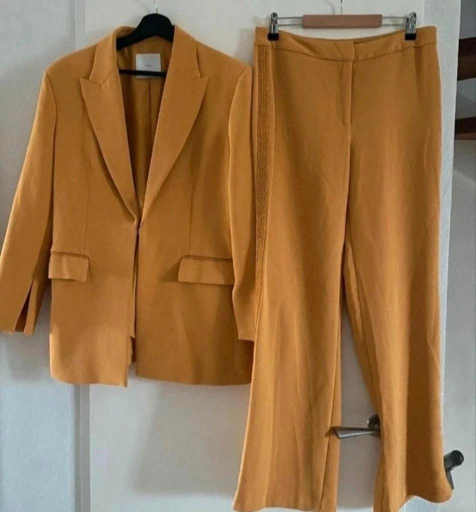 Mango broekpak M, Maat 38/40 (M), Kostuum of Pak, Geel, Ophalen of Verzenden