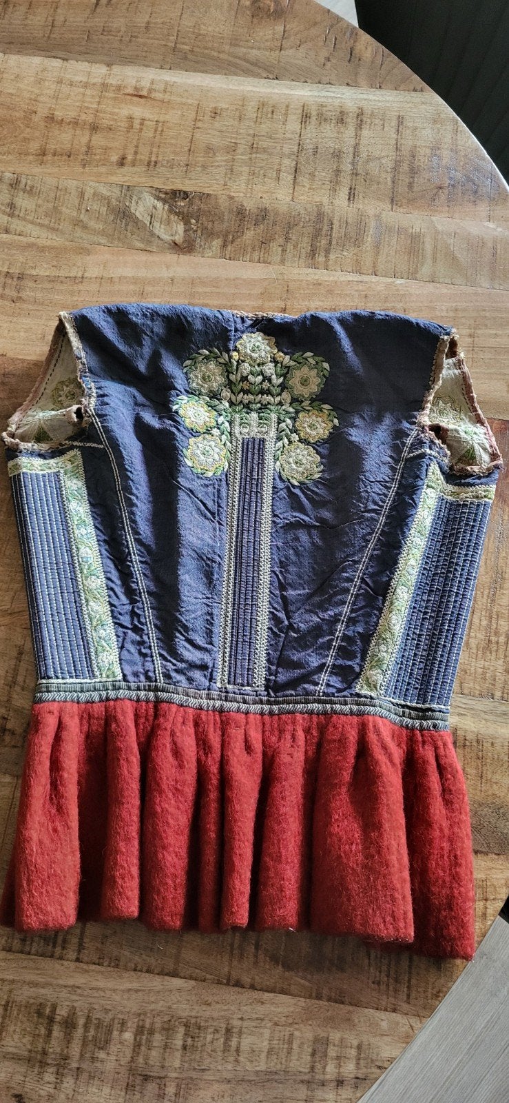 Authentiek Marken bruiloftsjak met 7 rozen op de rug, Antiek en Kunst, Ophalen of Verzenden, Dames