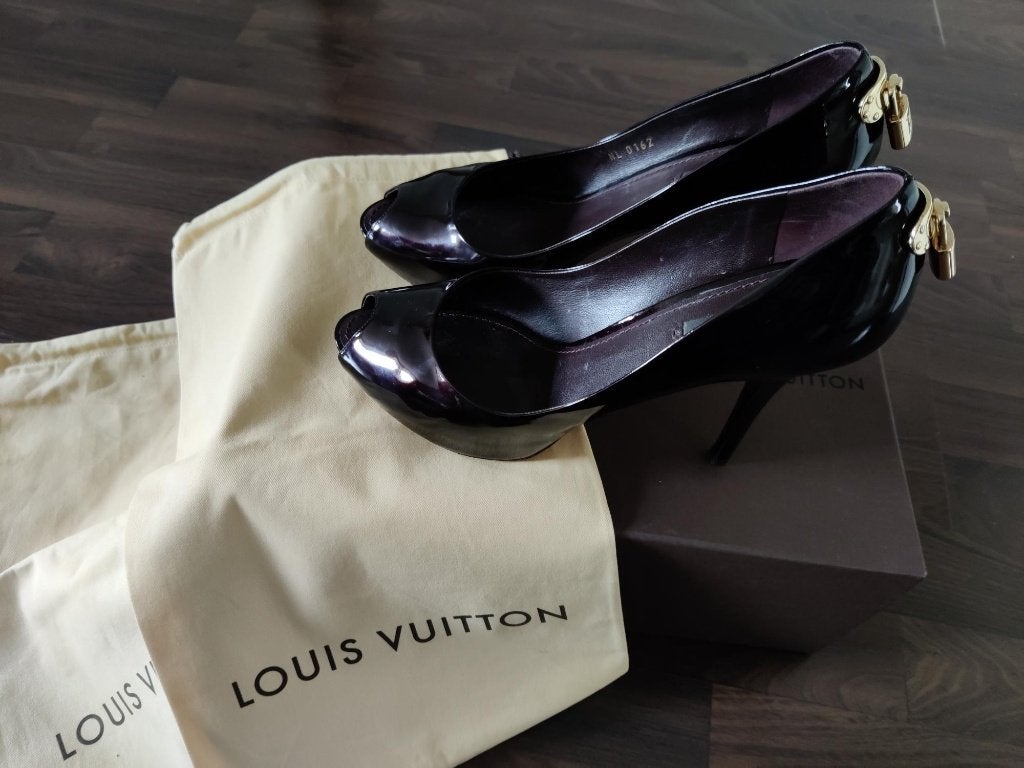 Louis Vuitton pumps zwart lak gouden slotje, Kleding | Dames, Pumps, Zwart, Louis Vuitton, Ophalen of Verzenden