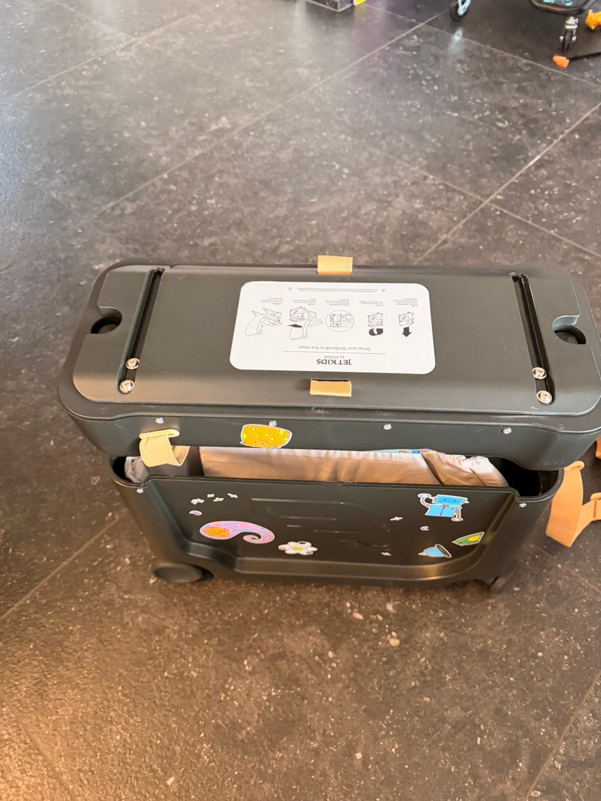 Stokke jetkids koffer, Hard kunststof, Minder dan 50 cm, Zo goed als nieuw, Wieltjes