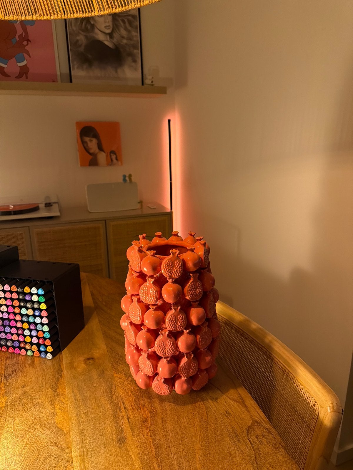 Koraalrode vaas met granaatappel reliëf -  Karwei, Huis en Inrichting, Met patroon/structuur, Oranje, Ophalen of Verzenden, Zo goed als nieuw