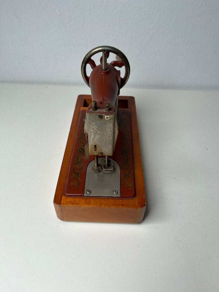 Vintage Kinder Naaimachine - Made in USSR, Ophalen of Verzenden, Gebruikt, Naaimachine, Overige merken
