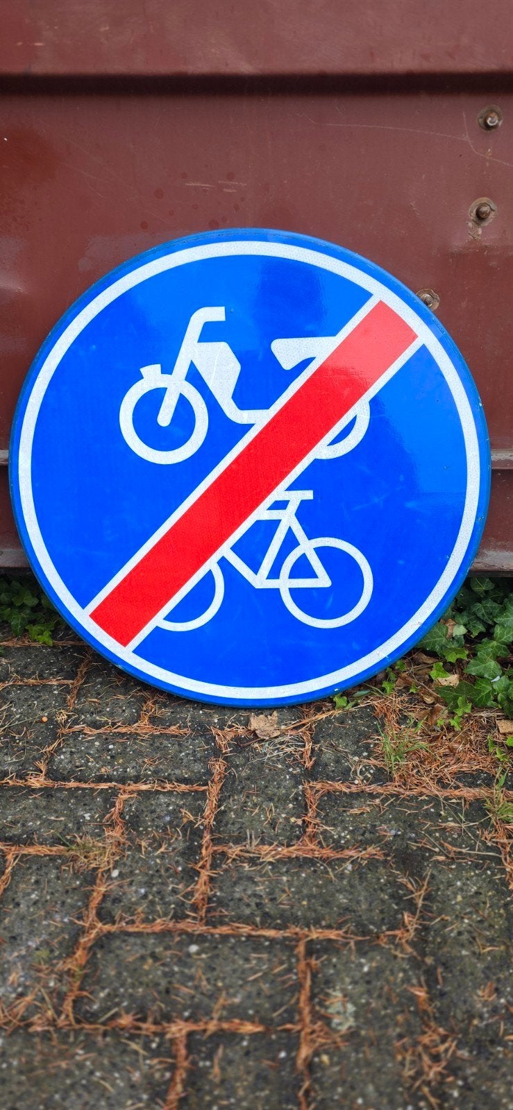 Mooi reflecterend verkeersbord, Ophalen