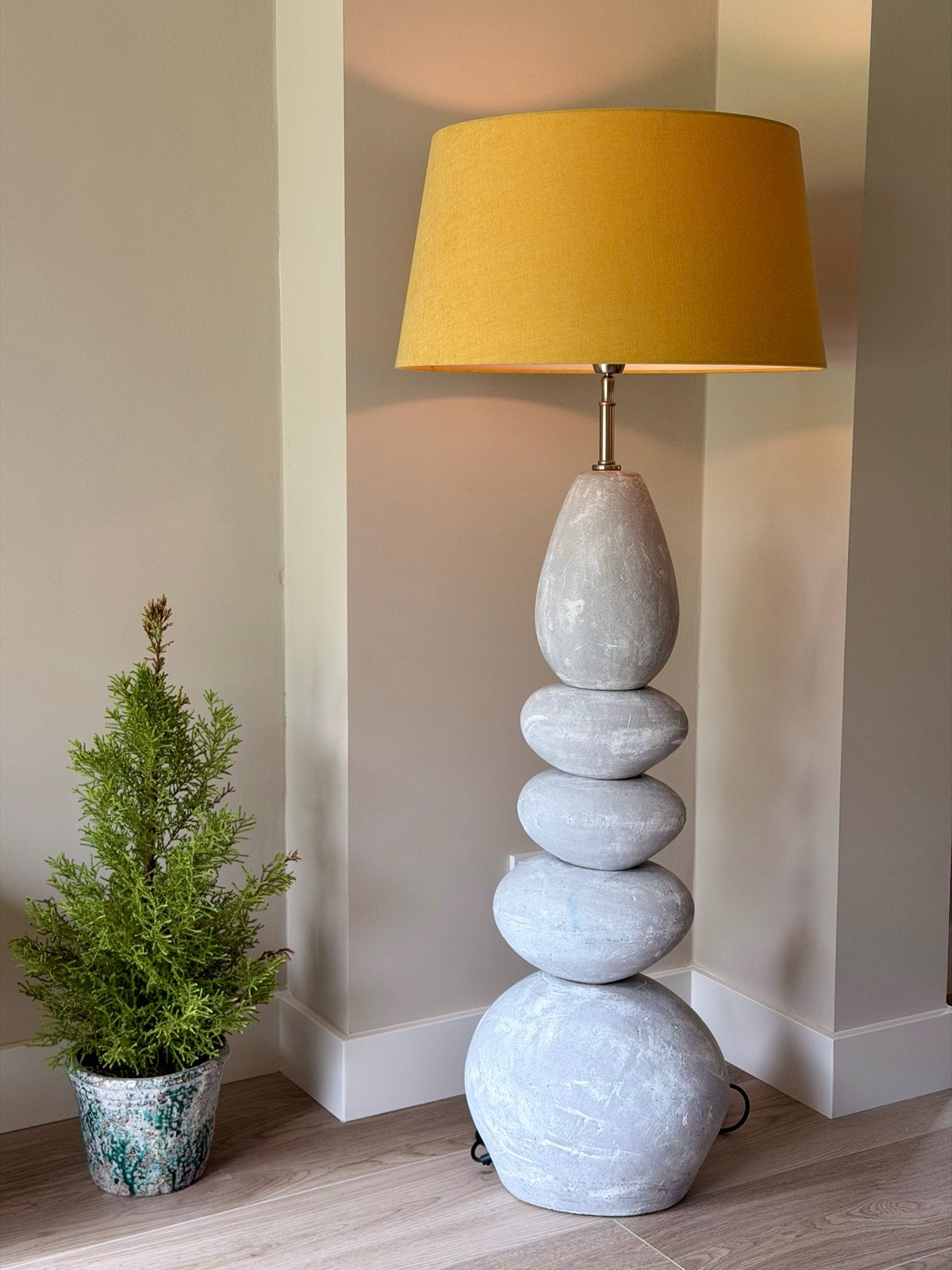Stenen vloerlamp met E27 fitting en gele kap, Ophalen, 100 tot 150 cm, Natuurlijk materiaal, E27 (groot)