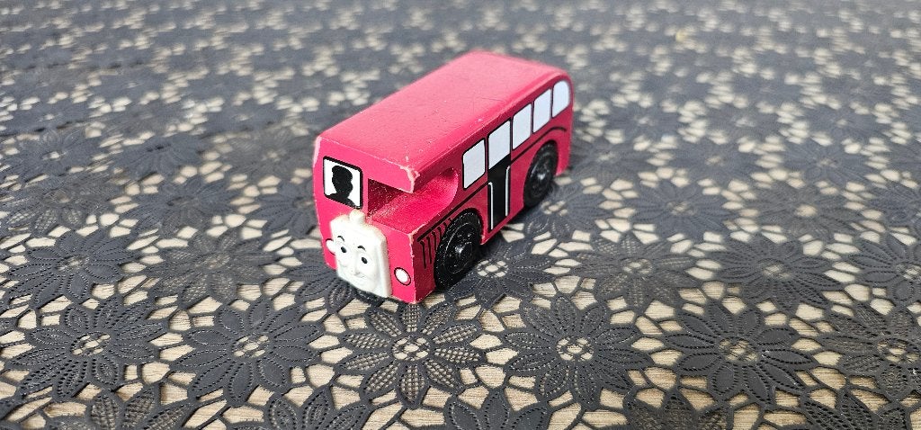 Thomas de trein Hout Berthie de bus, Ophalen of Verzenden, Zo goed als nieuw