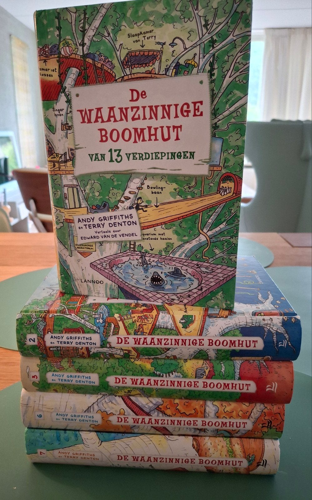 Kinderboeken de Waanzinnige Boomhut 5 delen  € 8,00 p.st., Ophalen, Zo goed als nieuw, Fictie algemeen