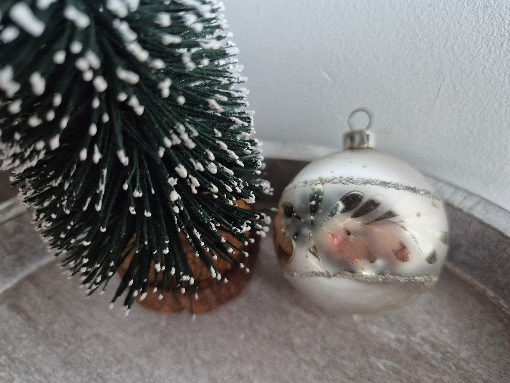 Vintage kerstbal zilver met glitter randjes 535, *, Gebruikt, *, Ophalen of Verzenden