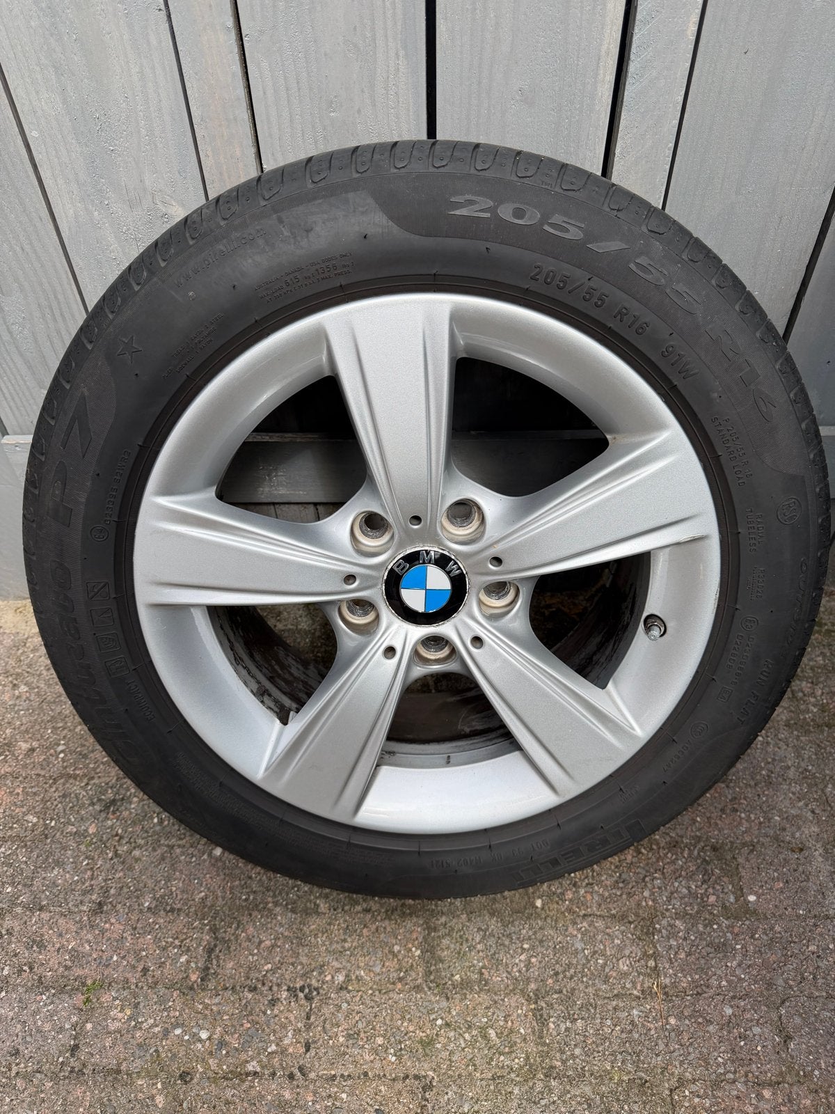 BMW 1 Serie F20 F21 Velgen met 205/55R16 Pirelli zomerbanden, Auto-onderdelen, Banden en Velgen, Banden en Velgen, Zomerbanden