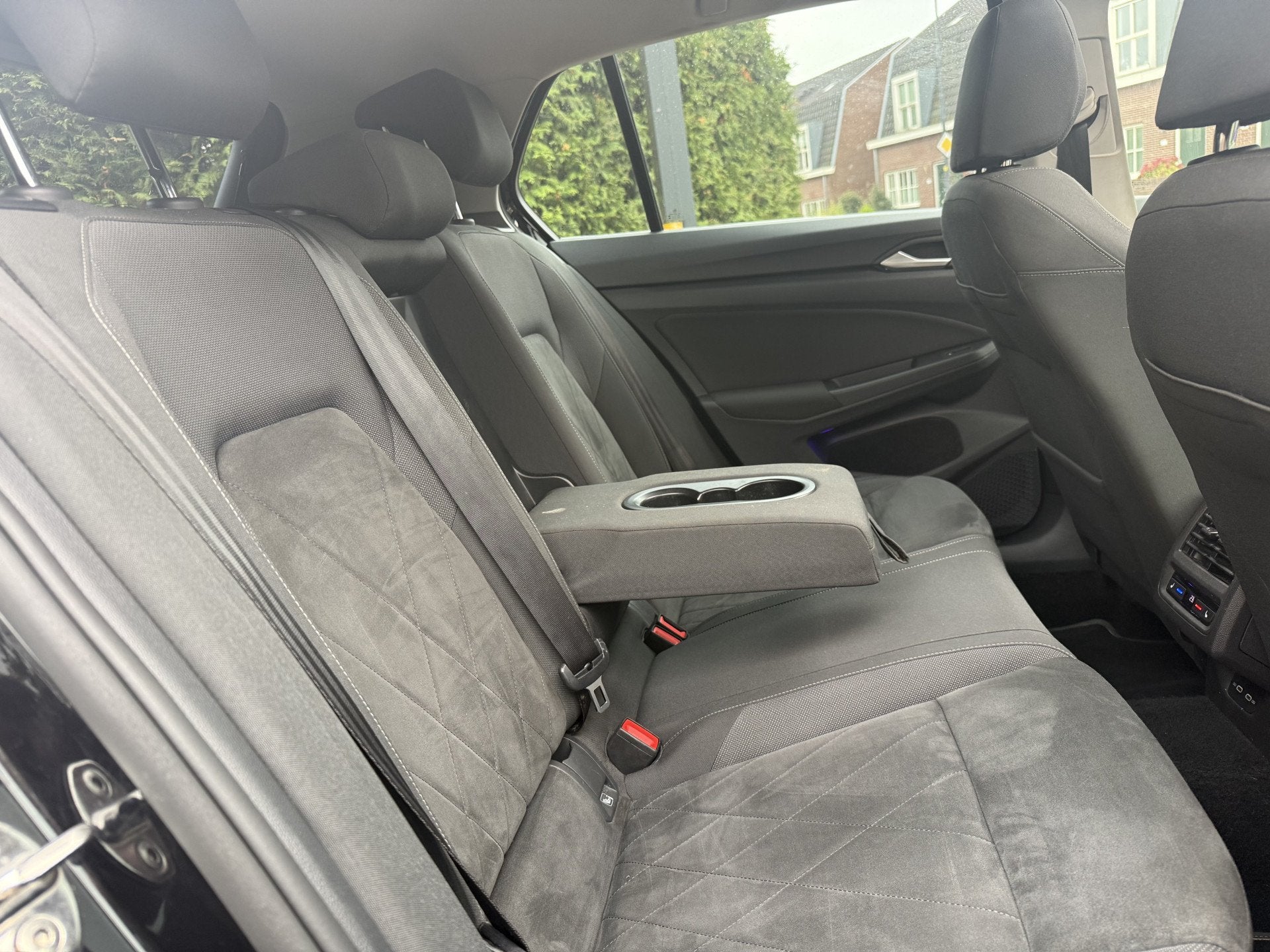 Volkswagen Golf 1.5 eTSi First Edition, Panoramadak | Camera, Auto's, 4 cilinders, 150 pk, Alcantara, Zwart