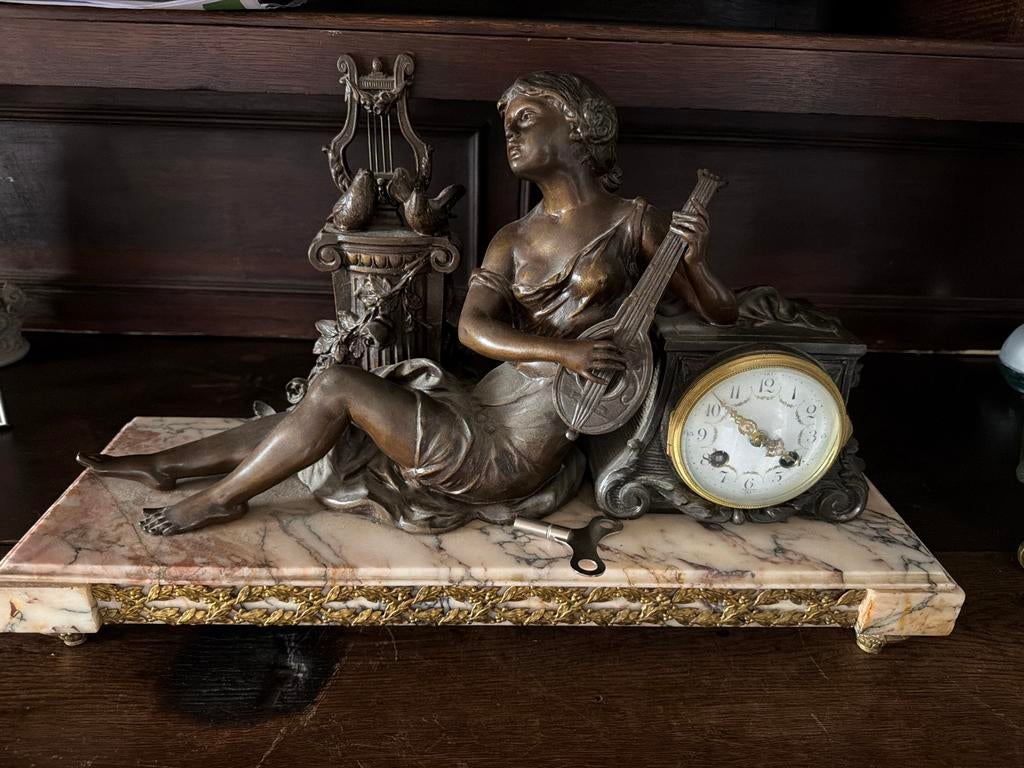 Antieke klok met beeld van vrouw op marmeren voet, Ophalen of Verzenden