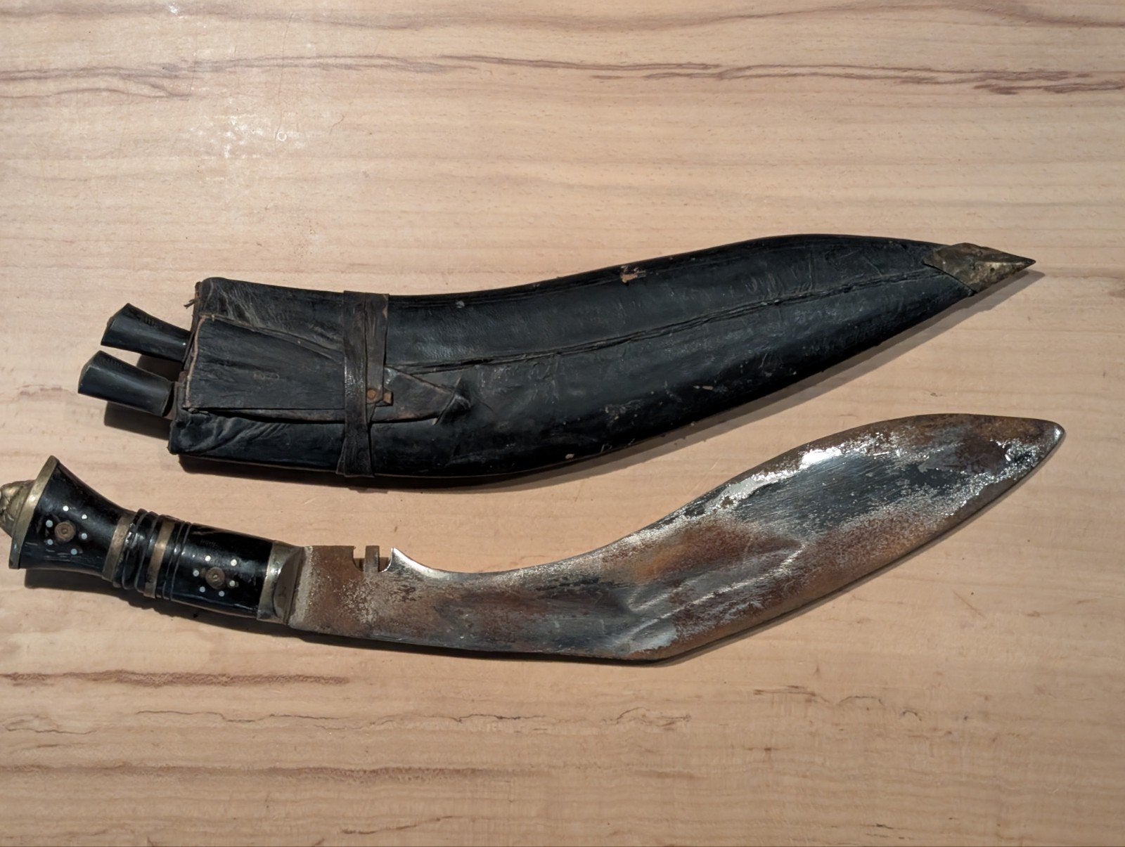 Antieke Kukri met schede en kleine messen, Ophalen
