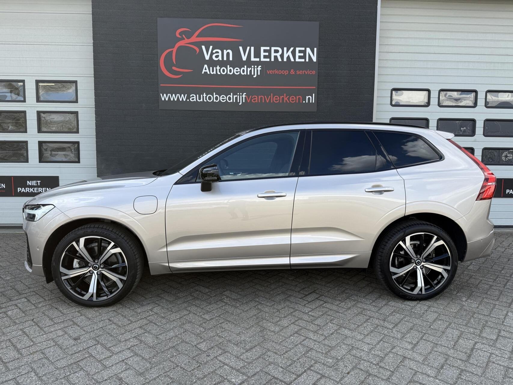 Volvo XC60 2.0 T8 Plug-in hybrid AWD Plus Dark PANO 360 ADAP, Automaat, Dealer onderhouden, Gebruikt, 4 cilinders