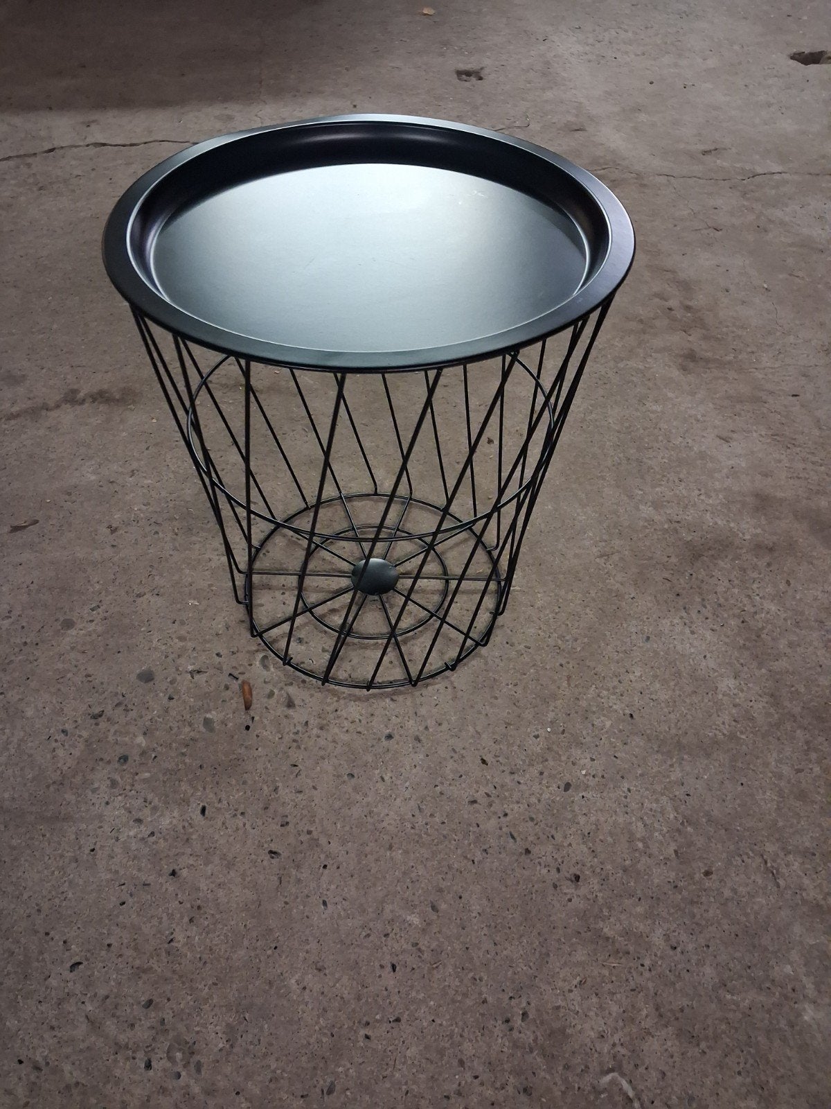 Zwart metalen bijzettafel/opbergmand - Zo goed als nieuw, Huis en Inrichting, Ophalen, Minder dan 45 cm, Minder dan 55 cm, Modern, Industrieel