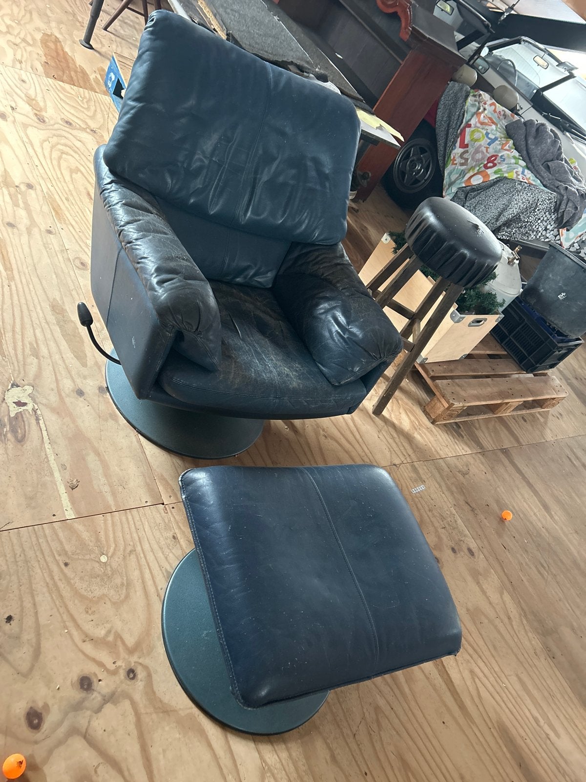 Leren fauteuil met voetenbank - Donkerblauw, Ophalen, Gebruikt, Leer, 75 tot 100 cm