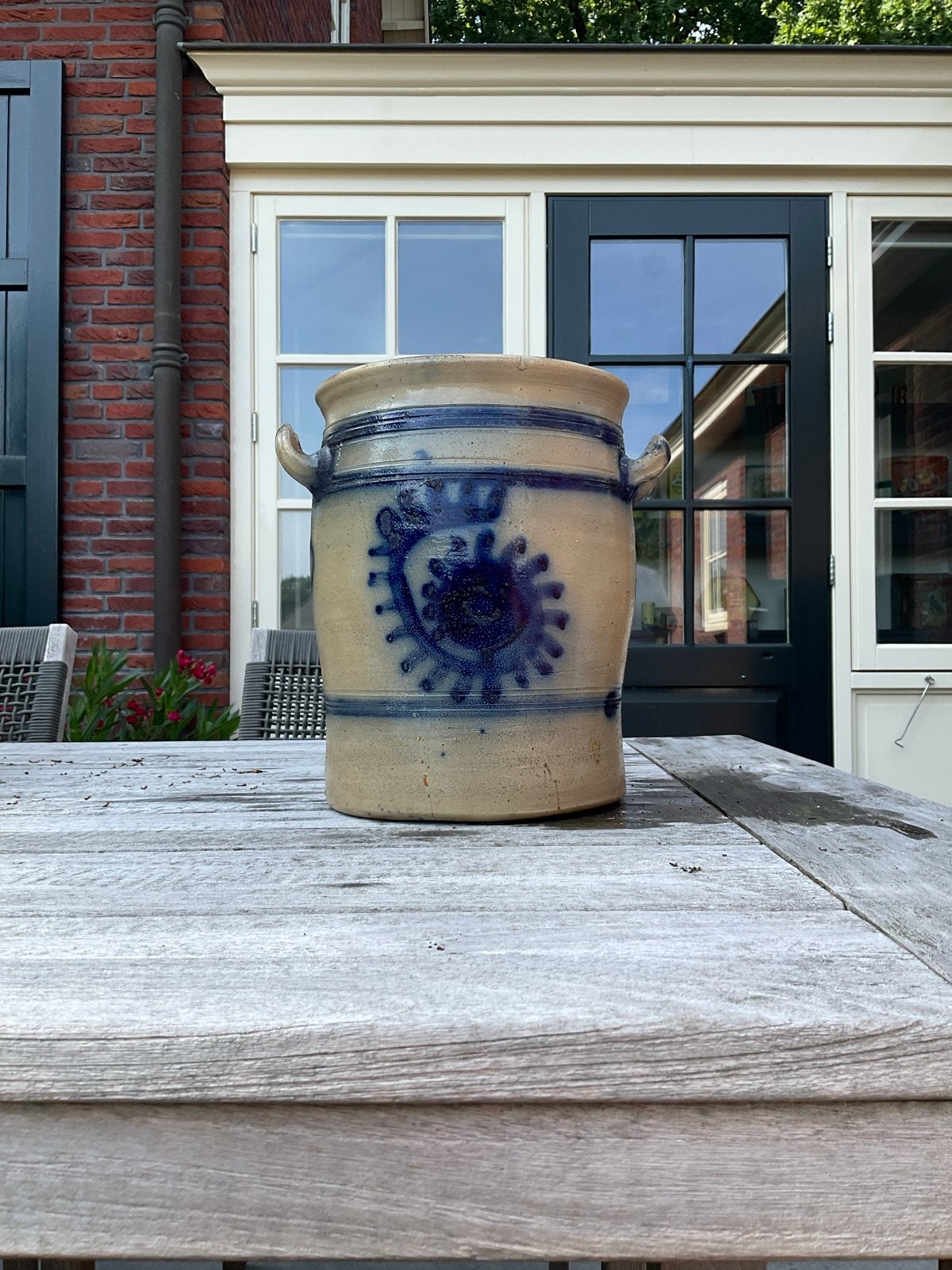 Oude Keulse pot met blauw decor en oren, 29,5 cm hoog, Ophalen