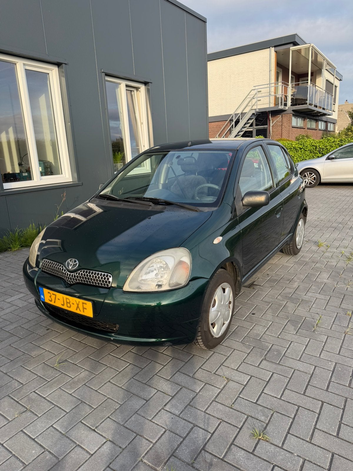 Toyota Yaris 1.3 16V 5DR Linea Luna 2002 Groen, Auto's, Voorwielaandrijving, 1299 cc, Stof, 31 €/maand