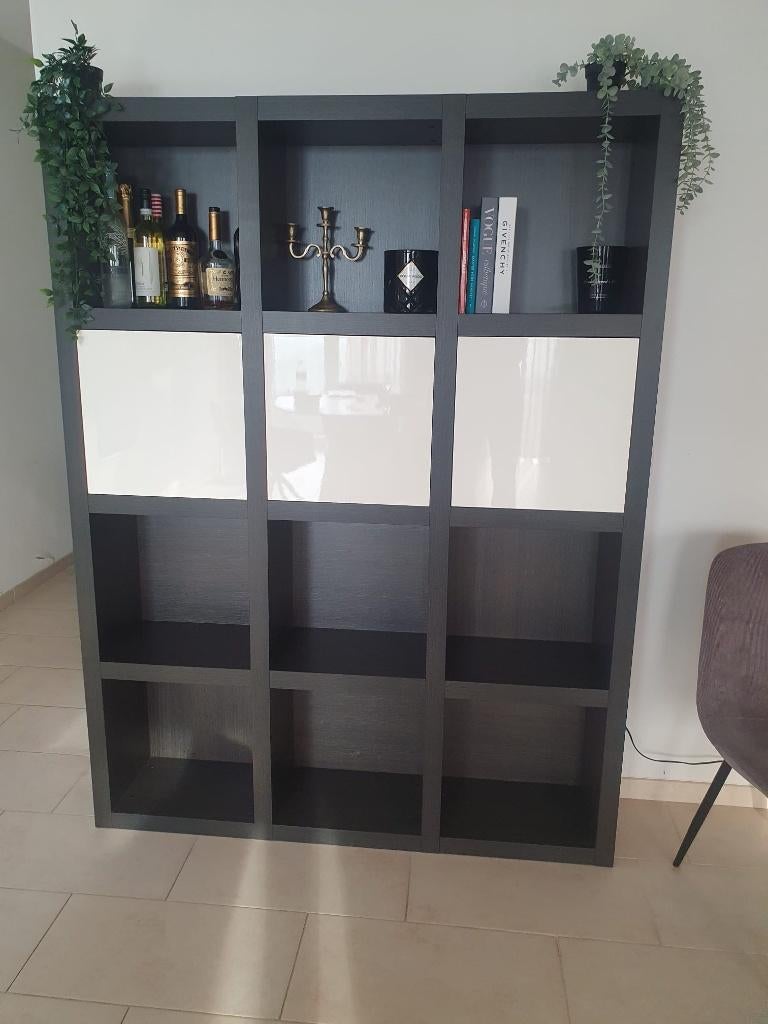 Moderne boekenkast  roomdivider zwart wit hoogglans, Ophalen, 100 tot 150 cm, Zo goed als nieuw, Met klep(pen)