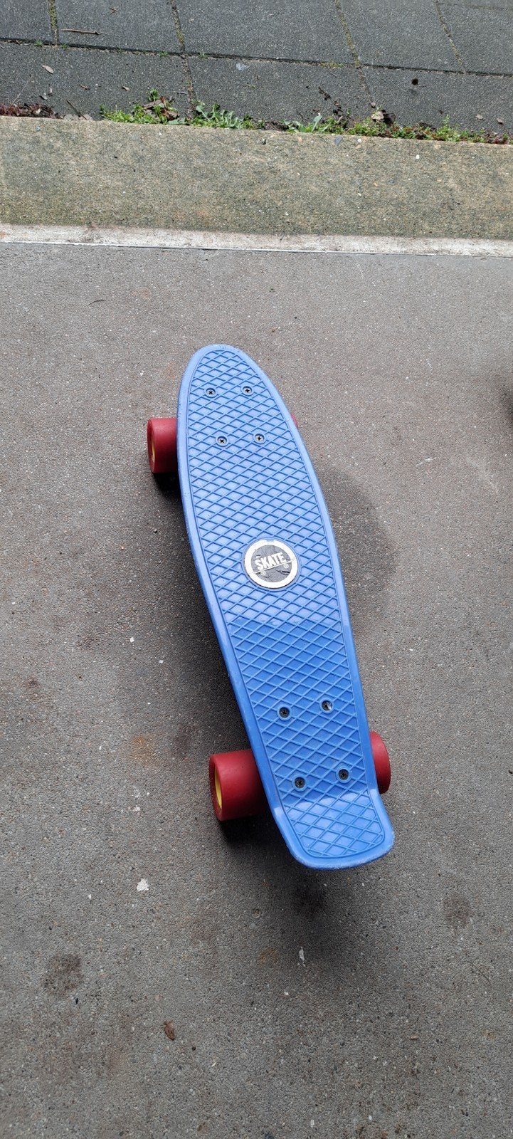 Blauw skateboard met rode wielen voor kinderen, Sport en Fitness, Ophalen of Verzenden, Gebruikt, Skateboard