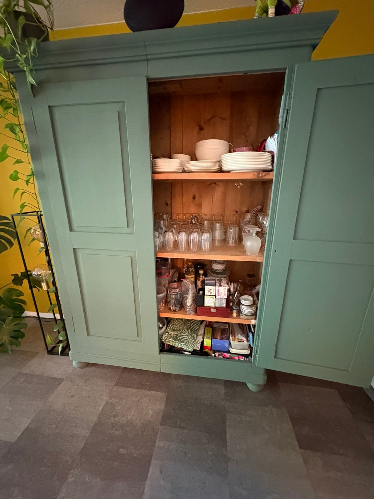 Antieke grenen kast, Ophalen, Met deur(en), 100 tot 150 cm, Oud grenen kast.