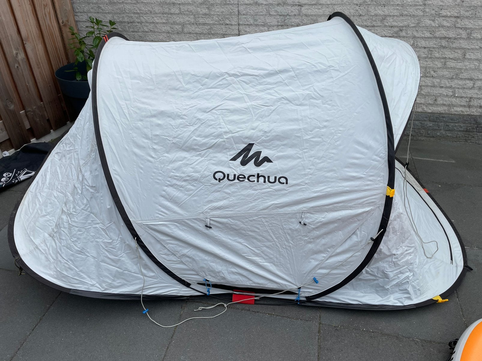 Quechua pop up ten Fresh&Black 2 persoons, Ophalen, Zo goed als nieuw, Tot en met 2