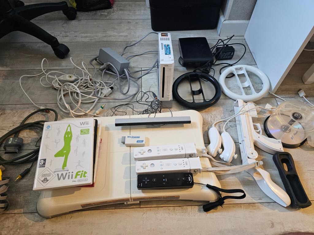 Wii met veel spellen op harde schijf en accessoires, Ophalen of Verzenden, Gebruikt, Met 3 controllers of meer, Met stuurtje