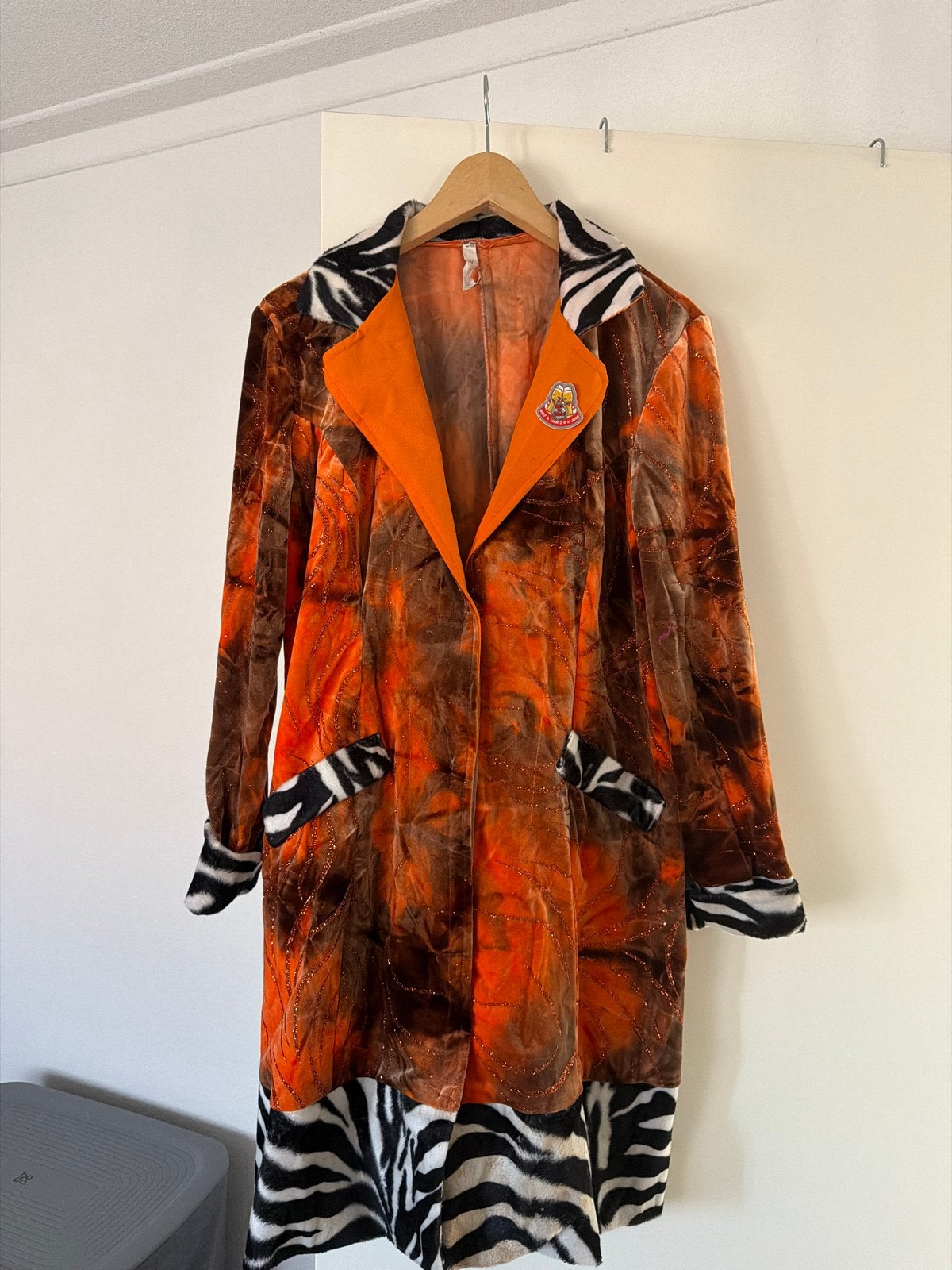 Carnavalsjas Oranje/Bruin met Zebraprint en bijpassend tasje, Carnaval, Zo goed als nieuw, Kleding, Ophalen