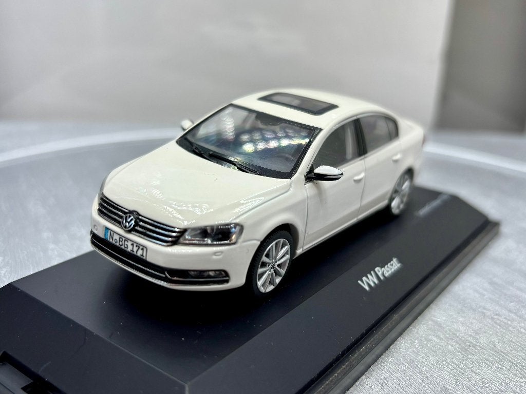 1:43 Volkswagen Passat, Hobby en Vrije tijd, Modelauto's | 1:43, Ophalen of Verzenden, Zo goed als nieuw, Auto, Schuco