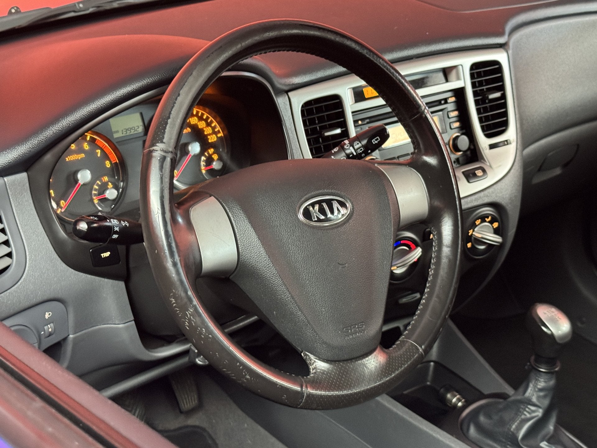 Kia Rio 1.4 X-pect | Airco | open dakje! (bj 2009), Auto's, Voorwielaandrijving, Stof, Gebruikt, Zwart