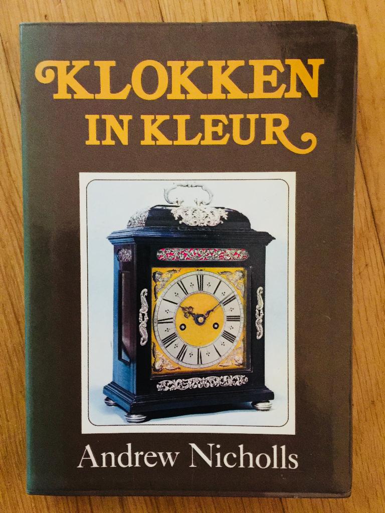 Boek Klokken in kleur - Andrew Nicholls 1975, Ophalen of Verzenden